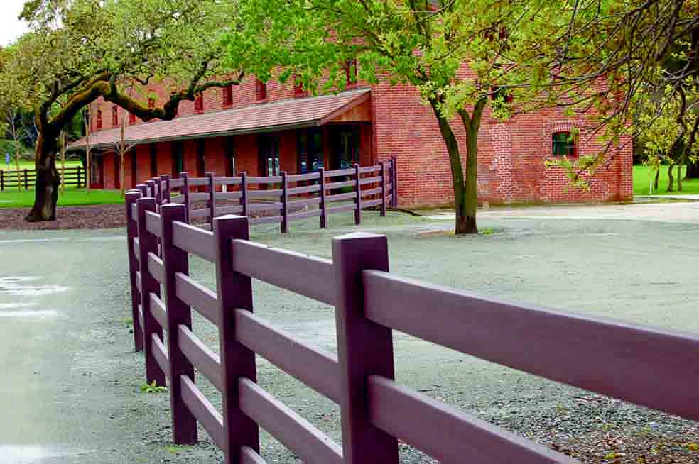 Деревянный забор в стиле ранчо