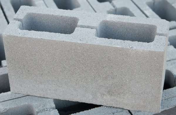 Шлакоблок – один из самых популярных строительных материалов на основе цемента с добавлением шлака.
